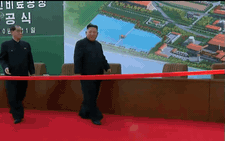 Video lãnh đạo Kim Jong Un cắt băng khánh thành, trò chuyện trên xe