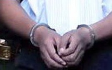 Còng tay ở công an phường, tên trộm vẫn lấy được chìa khóa để thoát thân