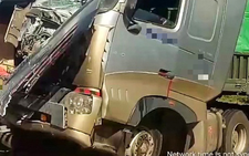 Xe container lao vào 4 nhà ven đường, người dân đang ngủ bên trong