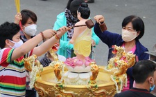 Người dân Sài Gòn xếp hàng, đeo khẩu trang dưới trời nắng nóng chờ lễ Phật