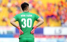 Mắc sai lầm bắt hụt bóng, Văn Toản 'biếu' bàn thắng cho Bình Dương