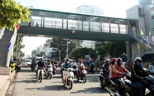 Cầu bộ hành có thang máy đầu tiên trước Bệnh viện Ung bướu TP.HCM bắt đầu hoạt động