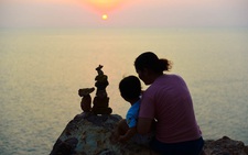 'Gánh vui' của mẹ đơn thân
