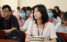 Thời dịch COVID-19 khó khăn, sao lại đi tăng học phí?