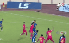 Video: Ngoại binh Quảng Nam dùng vai khống chế bóng rồi ghi 'siêu phẩm' giống... Ronaldinho