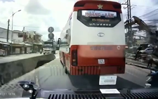 Xe khách chèn ép, không nhường đường cho xe cứu thương