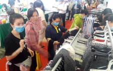 Người dân TP.HCM đeo khẩu trang đi 'săn' đặc sản