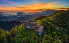 Ngày hè ngắm thác chảy, mây vờn trên đỉnh Bạch Mã