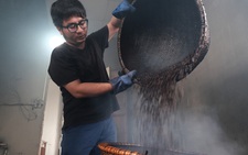 Đến Hà Nội làm 'cốc nâu' rang từ bếp củi được giữ lửa qua... 4 đời