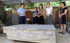 Phát hiện sập đá cổ nằm sâu dưới mặt ruộng tại Ninh Bình