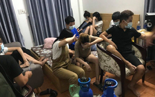 Tụ tập ăn nhậu, hút bóng cười giữa lúc giãn cách xã hội