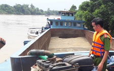 Vây bắt cát tặc, một công an chết đuối vì bị chủ ghe đánh chìm ghe