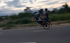 Chỉ cần bốc đầu xe trên đường, công an ‘bốc’ về đồn cả nhóm, nộp phạt vô số lỗi