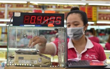 Vàng đang lên xuống lung tung, nên mua vô hay bán ra?