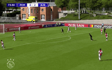 Video: thủ môn Ajax vụng về 'đốt lưới nhà' khó tin, CĐV viết: 'Ai biết sai lầm hay cố ý'