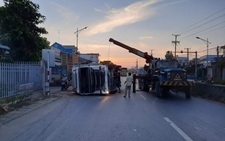 Xe chở hàng chuyển phát nhanh tông dải phân cách rồi lật trúng xe khách