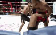 Video giải đấu MMA 'quái đản': nữ đấu với nam, hai đánh một