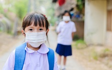 Trẻ em không miễn nhiễm với COVID-19, chỉ là triệu chứng chậm bộc lộ