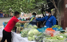 Những tấm lòng cùng thành phố vượt 'bão'