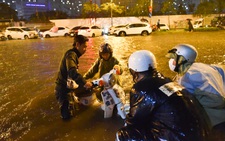 Sài Gòn mưa rất lớn, nửa đêm cả người lẫn xe vẫn vạ vật trên đường