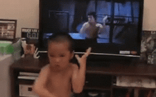 Video: Kinh ngạc với chú bé 10 tuổi múa côn 'y chang' Lý Tiểu Long