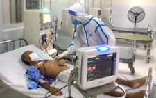 Chống dịch, hậu cần bệnh viện đi... bốc vác, hứng cả ủng mồ hôi mỗi ngày