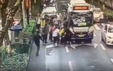 Trong 30 giây, hàng chục người cứu cô gái Trung Quốc bị cuốn vào gầm xe buýt