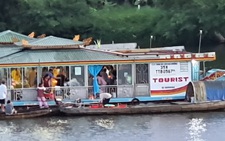 Xử phạt chủ thuyền rồng xả vàng mã trên sông Hương