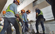 Tất bật xuyên đêm đổ bêtông ga ngầm Nhà hát Thành phố