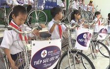 EVN SPC trao tặng nhà tình nghĩa, xe đạp, tập vở cho người dân Long An