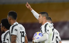 Ronaldo lập cú đúp cứu Juve trên sân khách AS Roma