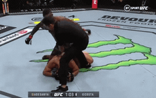 Đã thắng knock-out, võ sĩ còn quá khích 'đè đầu cưỡi cổ' đối thủ