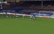 Cách khung thành trống chưa đến 2m, cầu thủ Everton vẫn lóng ngóng sút hụt