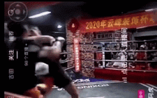 Video: Khiêu chiến cao thủ kickboxing, 'truyền nhân' Thái cực quyền... 'chổng vó'