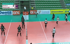 Xem nữ VĐV bóng chuyền Brazil cứu thua siêu đẳng với cú đá kiểu... 'xe đạp chổng ngược'