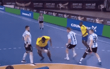 Video: Cầu thủ 'bụng phệ' nhưng thi đấu cực hay gây sốt ở World Cup bóng ném