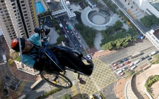 Leo 250m dọc tòa nhà chọc trời trên xe lăn