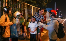 Những sinh viên đi trong đêm lạnh