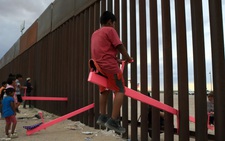 Teeter Totter Wall: Vinh danh bập bênh ở biên giới Mỹ - Mexico