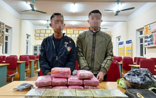 Hai học sinh trung học chở 12 bánh heroin, 54.000 viên ma túy