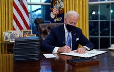Ngồi vào Phòng Bầu dục, Tổng thống Biden ký ngay 15 sắc lệnh
