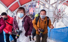Khách tham quan metro Nhổn - ga Hà Nội nhớ đeo khẩu trang, mang CMND