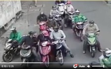 Đề phòng cướp giật, đi xe nhớ nhìn gương chiếu hậu