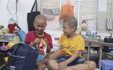 Mang xuân đến trẻ em ở bệnh viện: 'Con muốn mang quà này về tặng chị'