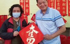 Thư pháp gia người Hoa cho chữ năm mới cầu mong dịch bệnh tiêu trừ