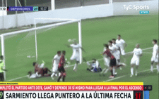 Tiền đạo Argentina dùng tay cứu thua trên vạch vôi giống Suarez tại World Cup 2010