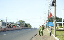 2 nhóm thanh niên dùng hàng 