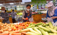 Nhộn nhịp mua sắm ngày đầu mở cửa