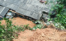 Sạt lở đất ở Nam Trà My, sơ tán nhiều hộ dân
