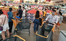 Siêu thị đông như hội, bất an với mua bán tự phát